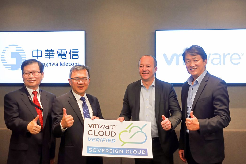 VMware全球副總裁、大中華區總裁 陳學智（右起）、亞太及日本地區資深副總裁暨...