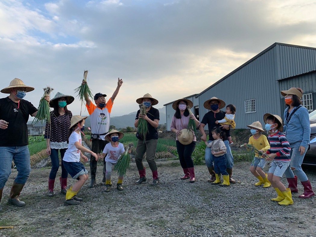 蔥寶寶體驗農場推出三星蔥DIY體驗活動，遊客享受親子同樂時光。 林志祥/攝影