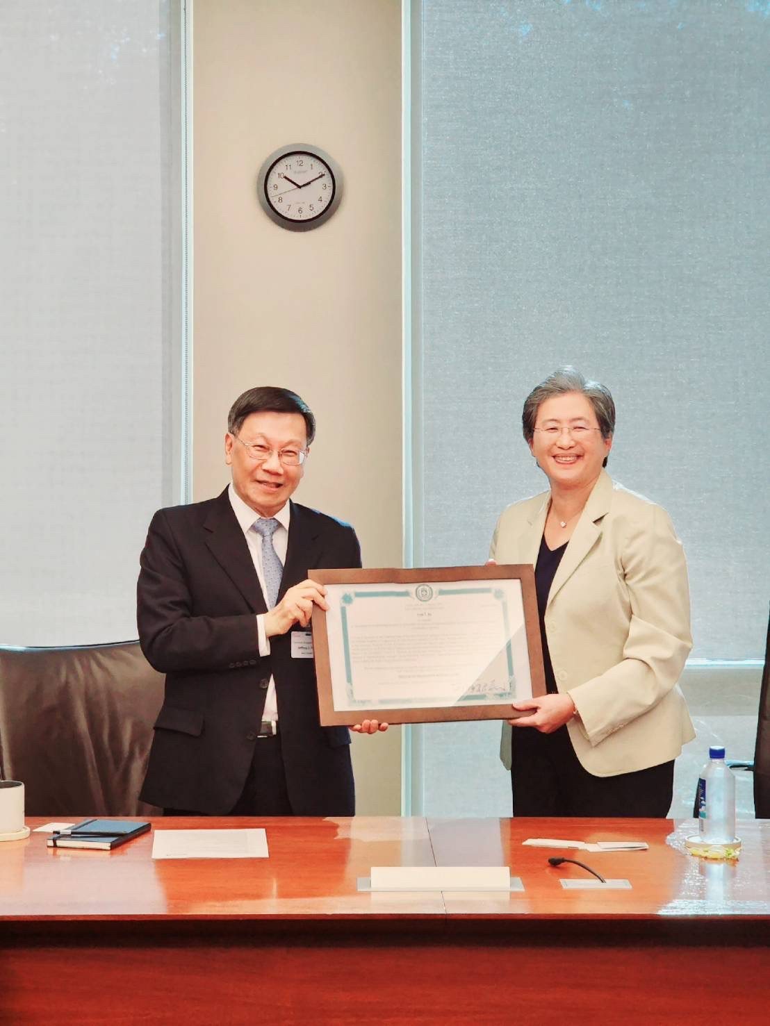  亞大校長蔡進發（左）頒授名譽博士，予美國AMD董事長兼執行長蘇姿丰博士。