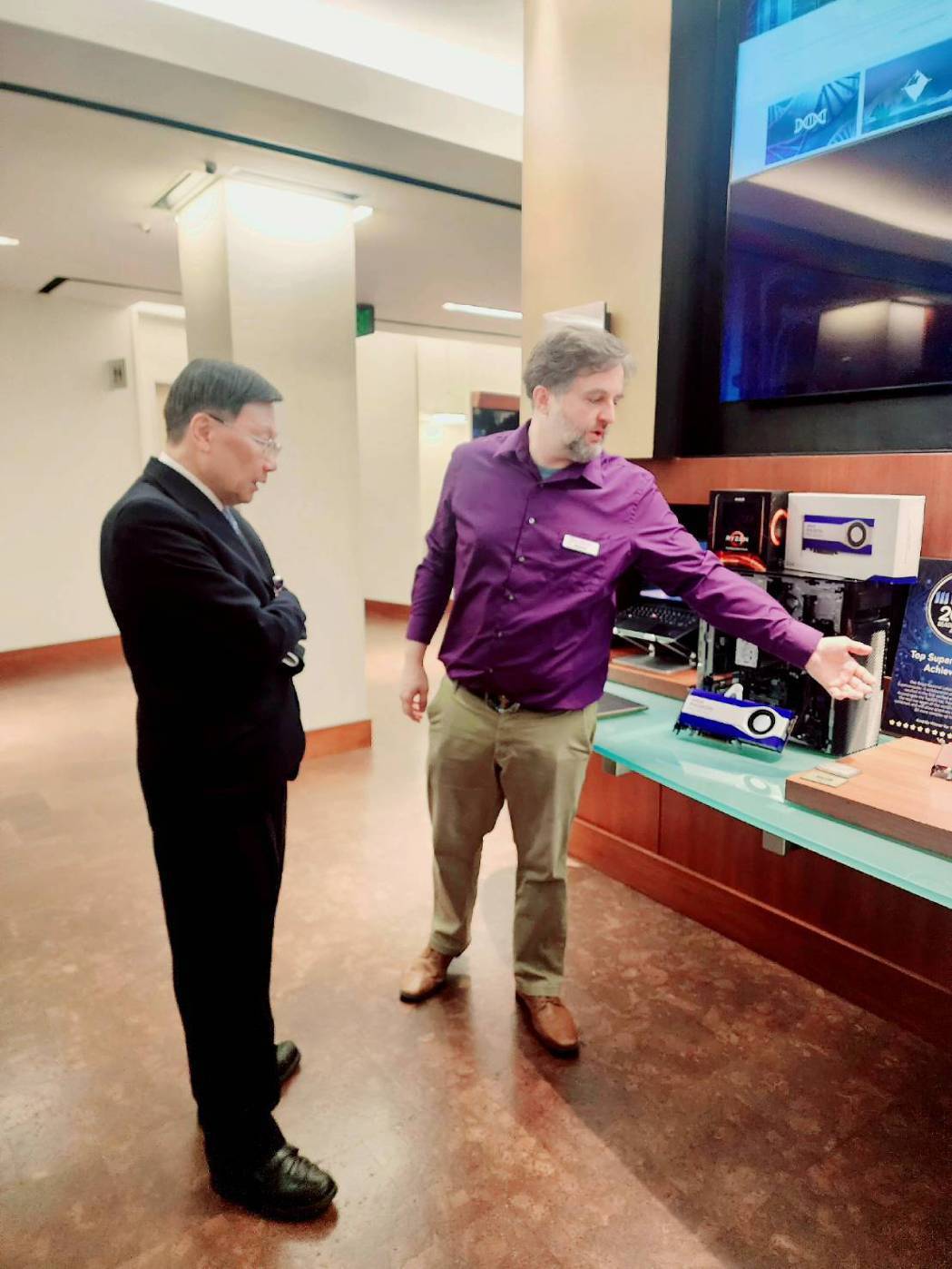 亞大校長蔡進發（左），參訪美國AMD公司。