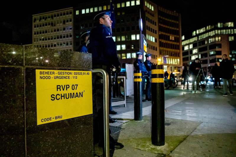 布魯塞爾歐盟區發生一名30歲男子持刀闖入舒曼車站隨機刺傷路人事件。 法新社