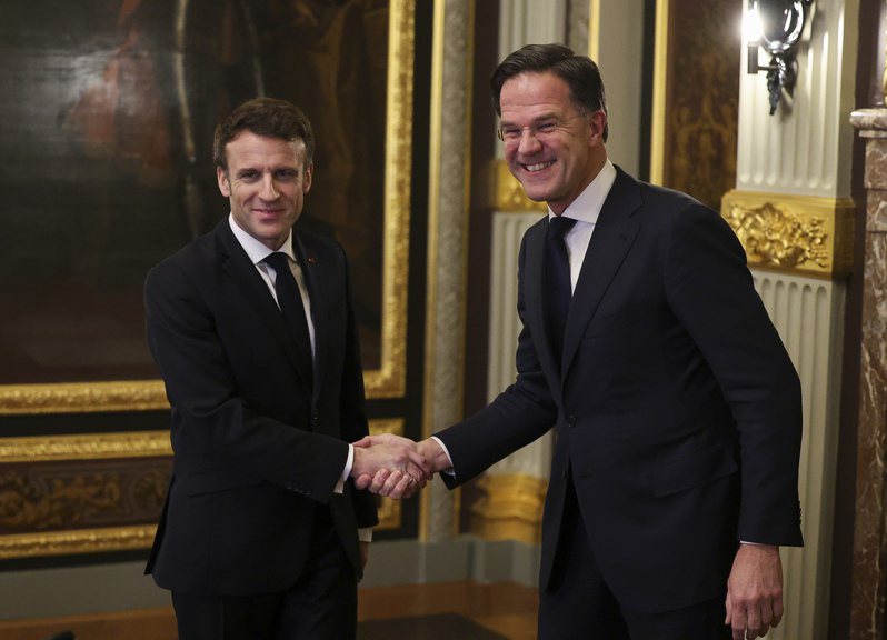 法國總統馬克宏（左）與荷蘭總理呂特（右）表示不排除提供烏克蘭戰機的可能性。 美聯社