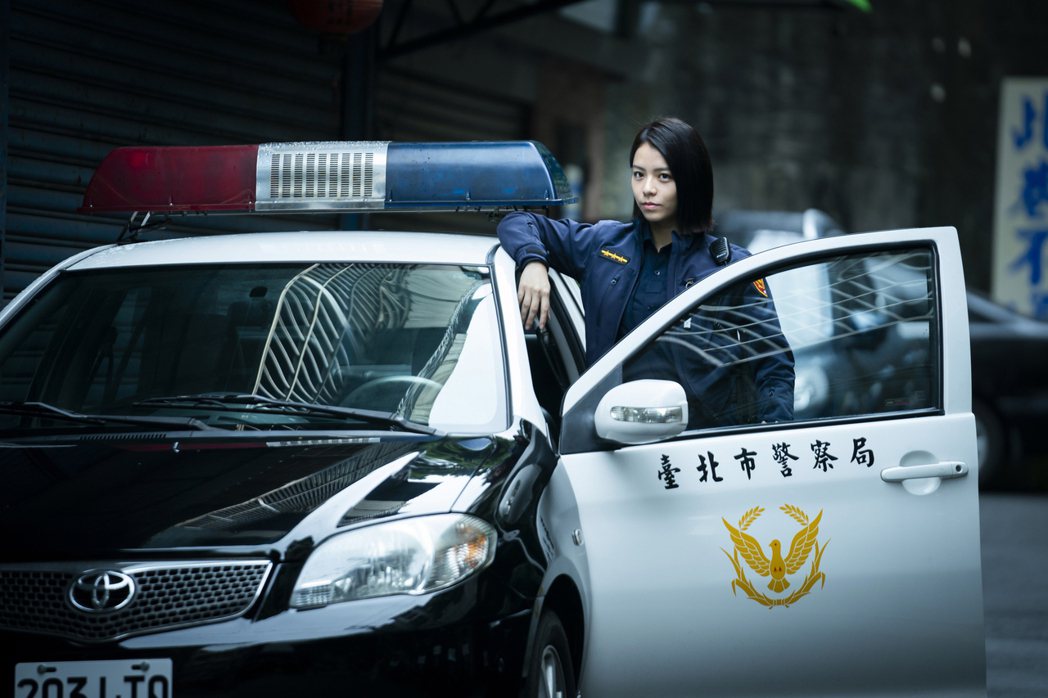宋芸樺在新作「不良執念清除師」飾演兩光警察。愛奇藝國際站提供