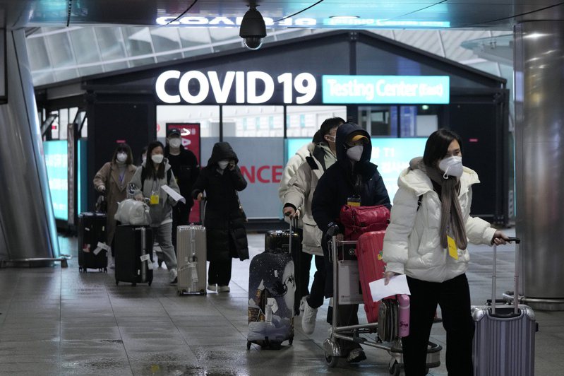 南韓政府針對中國旅客的防疫措施引起中方不滿，繼停發簽證後再祭出針對南韓旅客採檢的「相應措施」。圖為自中國大陸抵達南韓仁川國際機場的旅客。美聯社