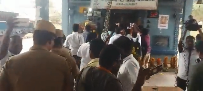 印度坦米爾那都省（Tamil Nadu）大約300名所謂「賤民」最近如願進入當地一座印度廟祈福，警方特別動員大批人力持防暴盾牌保護，以防「高種姓」信徒滋事。圖／取自推特影片