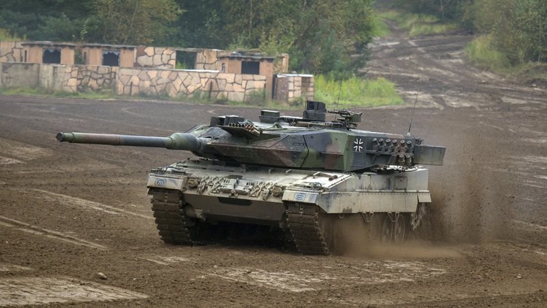 力挺烏克蘭的西方國家近日先後承諾軍援主力戰車給烏軍，俄羅斯地方政府與企業則宣布提供賞金給摧毀這些主力戰車的士兵。圖為德國製豹2A6式戰車。資料照片。美聯社