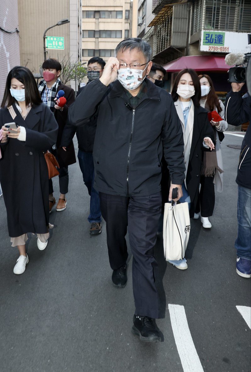 民眾黨主席柯文哲最後一天到台大醫院上班，出門時受訪。 記者林俊良／攝影