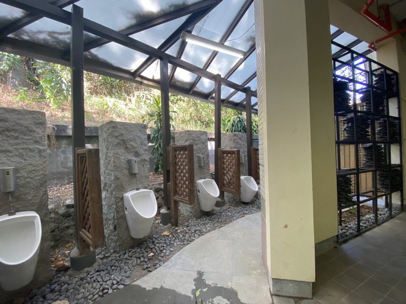 岳明國中小廁所強調校園與環境共構，引入自然光線，打造光與影流動之美，進入廁所彷彿置身美麗畫作中。圖／教育處提供