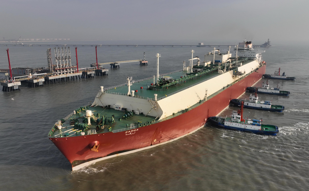 圖為今年1月11日，一艘LNG船在拖輪的協助下，向唐山港曹妃甸港區中石油液化天然...