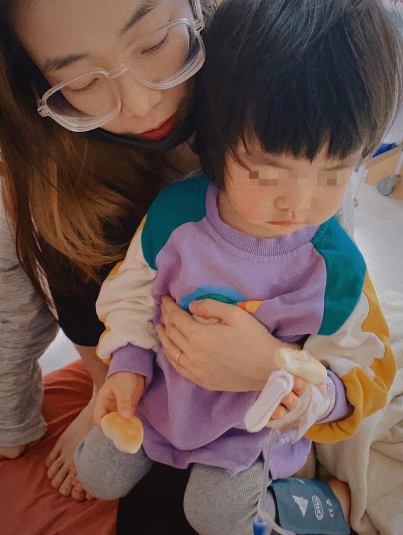 羅小白（左）1歲愛女允寶過年期間突急病就醫。圖／摘自臉書