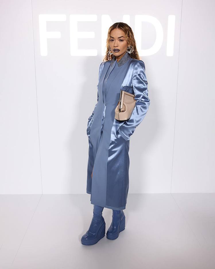 英國歌手Rita Ora，出席了昨日晚間FENDI在巴黎發表的23春夏訂製服大秀...