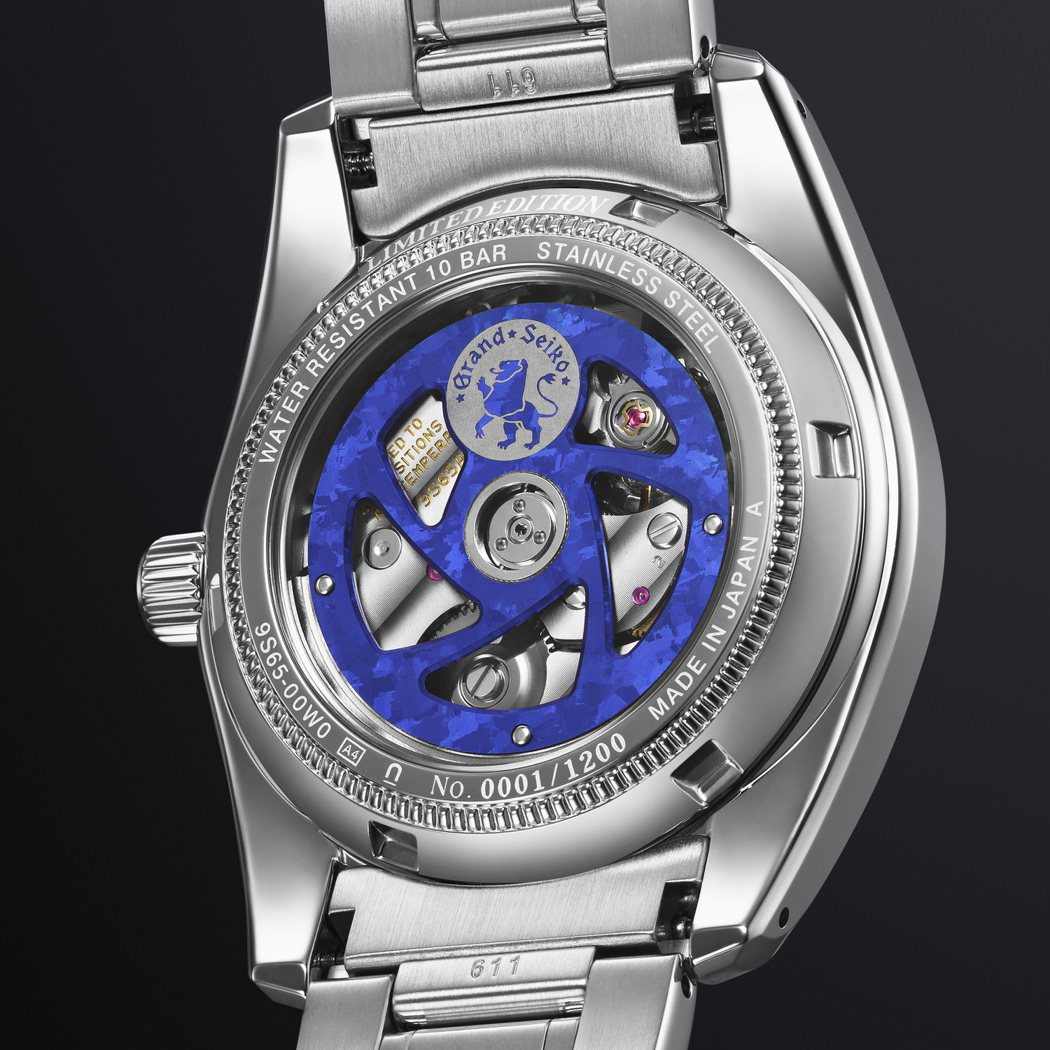 Grand Seiko的SBGR325腕表，有著將品牌經典代表藍色，利用陽極氧化...