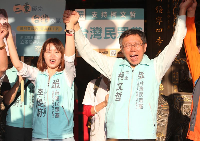 民眾黨主席柯文哲2019年陪同三重立委候選人李旻蔚拜票。圖／本報資料圖