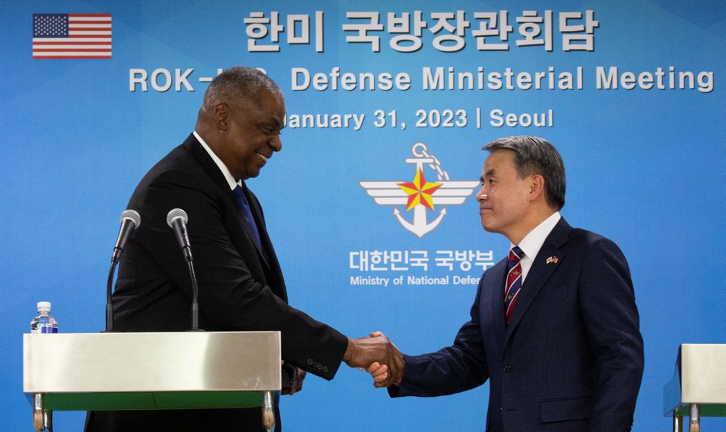 美國國防部長奧斯丁（左）造訪南韓並與南韓防長李鍾燮（右）1月31日舉行聯合記者會...