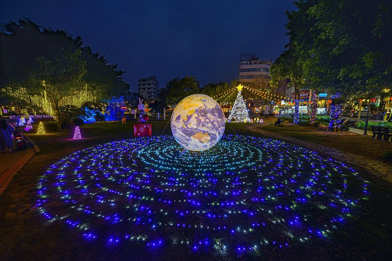 2023員林燈會主燈歡樂兔星球光影在夜間很有夢幻效果。圖／呂展源攝影，員林市公所提供
