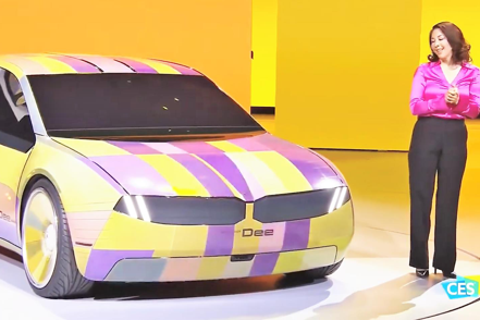 BMW採用元太E Ink Prism 3彩色電子紙技術，創造出可多色變換車體表面的新款概念車－i Vision Dee。翻攝自BMW's CES 2023 Keynote 影片