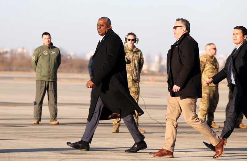 美國國防部長奧斯丁(前排左)可望在本周訪問菲律賓時與菲國簽署協議，讓美軍使用菲國4個軍事基地。圖為奧斯丁1月30日抵達南韓訪問。歐新社