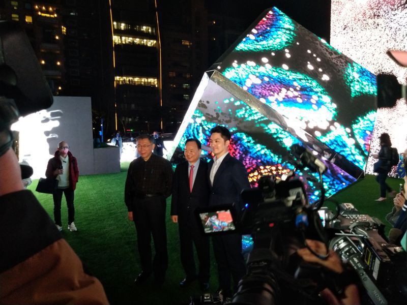 台灣燈會在台北明天試營運，2月5日正式開幕，台北市長蔣萬安(右)、前市長柯文哲(左)等人，今天晚間出席全聯企業在信義路五段打造的「光鑰未來」燈區試燈。記者林麗玉／攝影