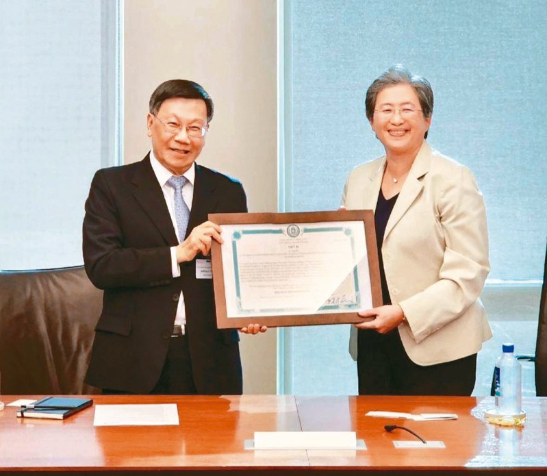 亞洲大學校長蔡進發（左）頒給美籍台裔企業家、美國AMD超微半導體公司董事長兼執行長蘇姿丰（Lisa Su）名譽博士。圖／亞洲大學提供