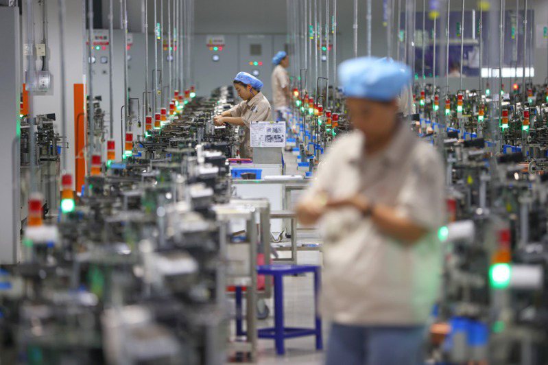 一月中國製造業採購經理指數為五十點一，重回擴張區間，顯示大陸製造業景氣回升。圖為江蘇鎮江一家製造企業廠房運作情況。（中新社）