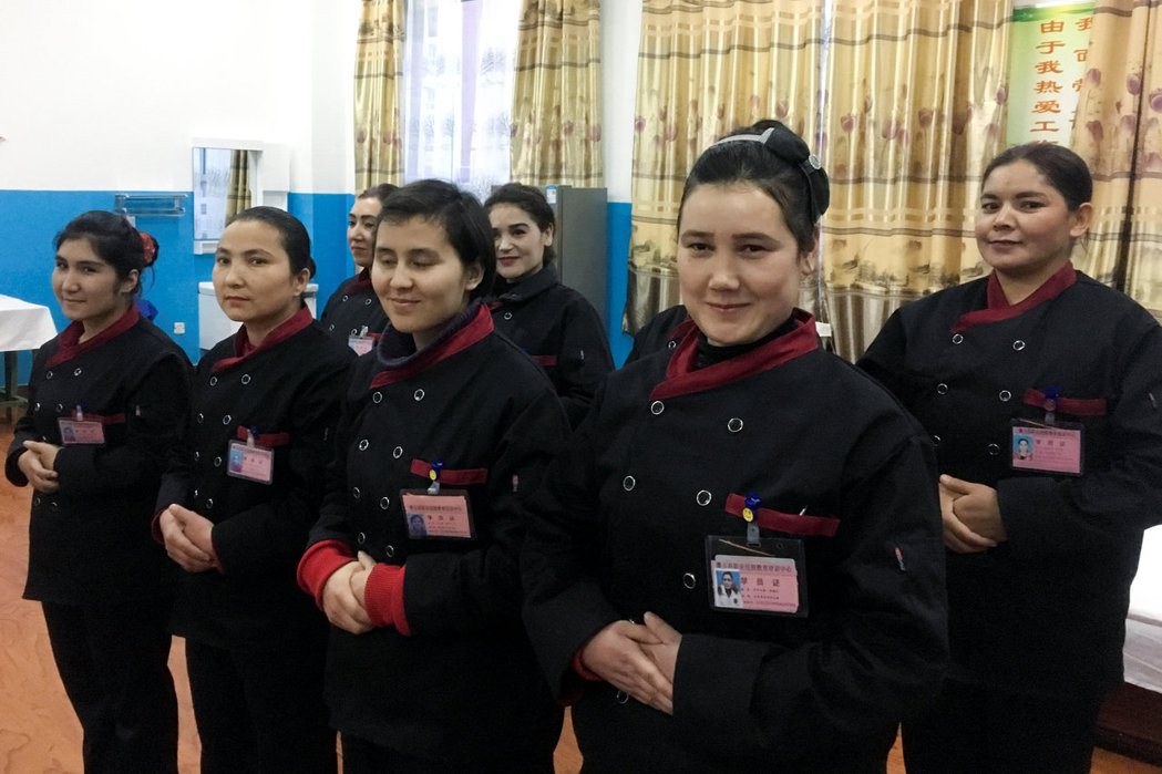 新疆政府組織外媒記者參訪「職業教育培訓中心」內部。 圖／路透社  