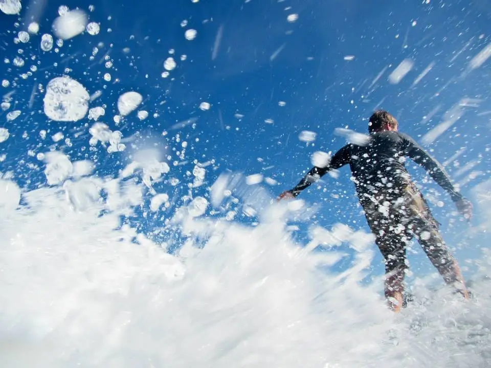 Mu surf 以木製衝浪板讓浪人在衝浪時兼顧永續。 圖片提供／MU-SURF