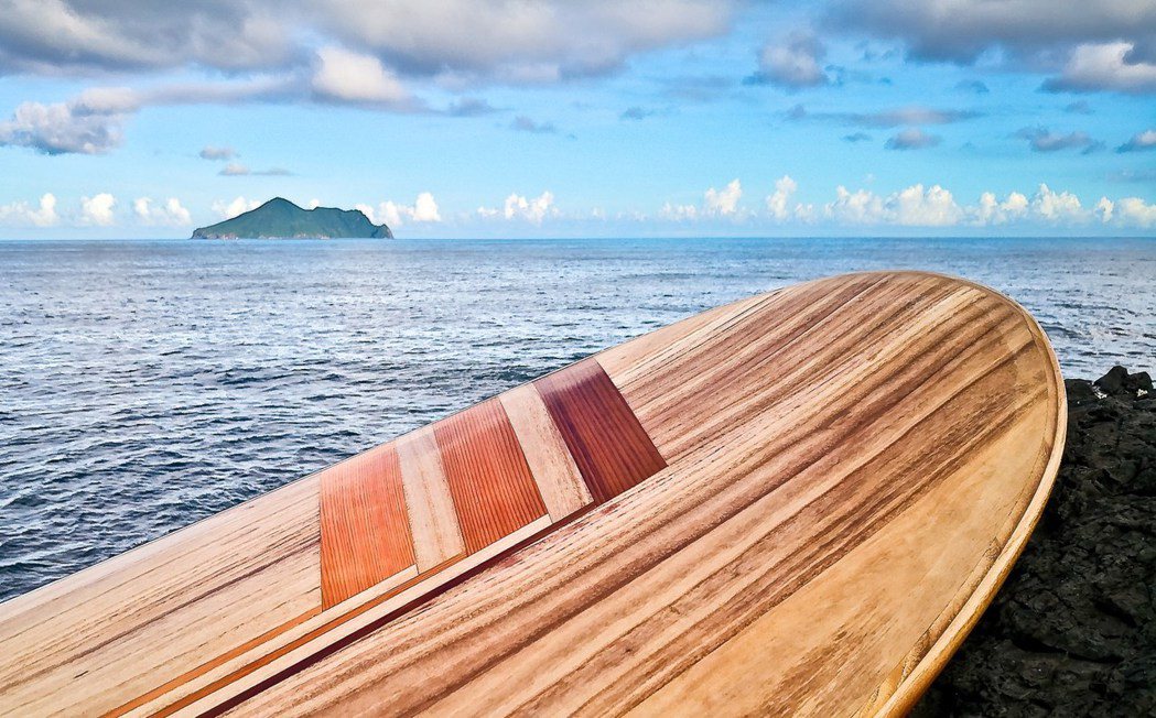 完成的衝浪板上頭有獨特的木紋。 圖片提供／MU-SURF