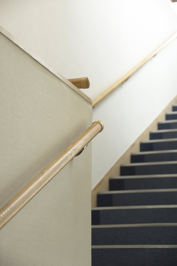 一名網友細數公寓樓梯的優點，不過多數人吐嘈「爬樓梯更麻煩」。圖片來源／ingimage