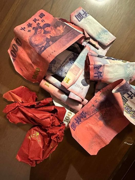 千元大鈔被染成紅色。圖擷自爆料公社