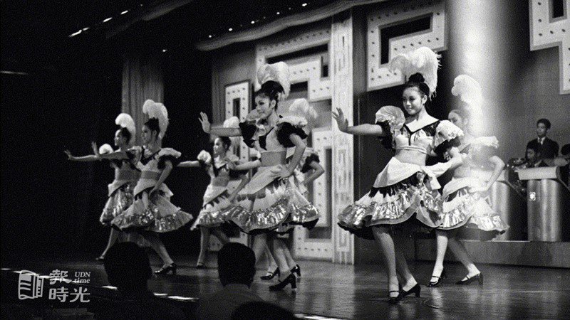 世界舞蹈團表演肯肯舞景象。圖／聯合報系資料照（1970-07-02　高鍵助攝影）