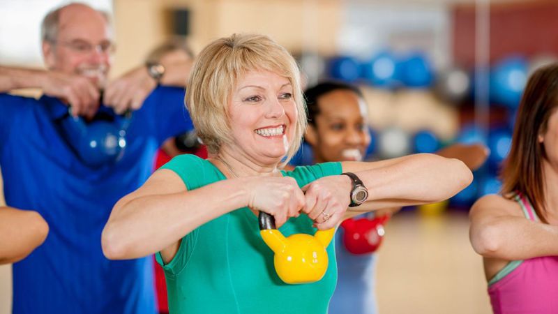 隨著年齡漸長身體肌肉會慢慢流失，但透過規律適度的重量訓練能夠幫助增肌、提升體力。圖片／Canva