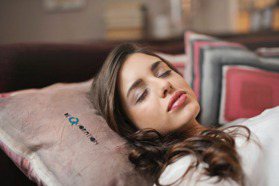 睡覺會「打呼」怎麼辦？醫師解答4大關鍵要點，一週打呼3天這些徵兆要注意、女性更年期後要特別小心！