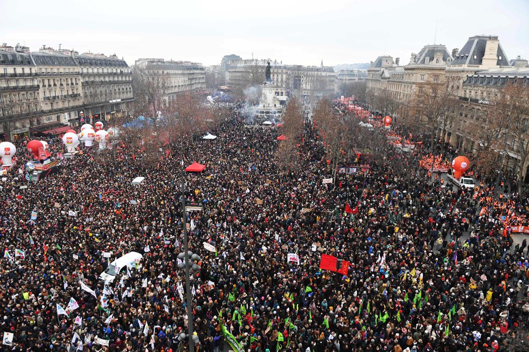 1月19日，約200萬人上街參與各地抗議新退休制度的遊行。 圖／法新社　　