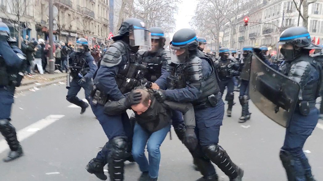 巴黎的抗議者與警察發生肢體衝突。 圖／路透社　