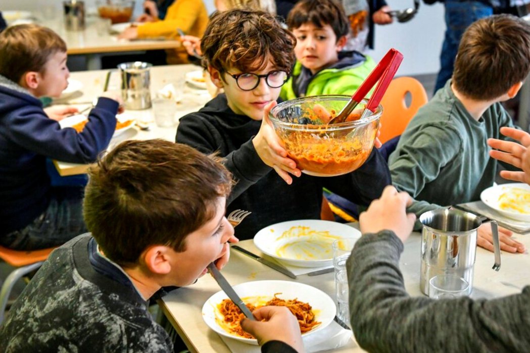 對法國人而言，學校餐廳扮演重要的教育和社會角色。圖為於學校餐廳用餐的小學生。 圖...