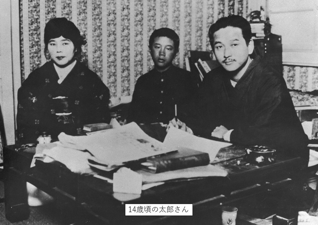 1925年的岡本太郎一家，左為母親加乃子、右為父親岡本一平。 圖／岡本太郎記念館