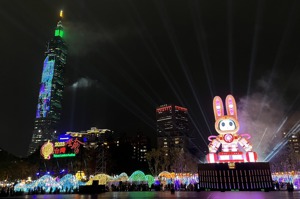 今年台灣燈會首度回到發源地台北市，主燈名為「玉兔壯彩」，試燈時與台北101組成獨特的城市燈會景色。 記者楊竣傑／攝影