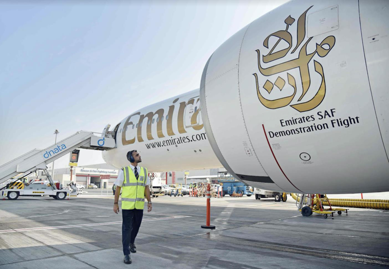 阿聯酋航空今宣佈，成功完成首架以100%永續航空燃料（Sustainable Aviation Fuel, SAF）作為動力的示範航班；該航班由波音777-300ER執飛，其中一具引擎完全採用100%永續航空燃料。圖／阿聯酋航空提供
