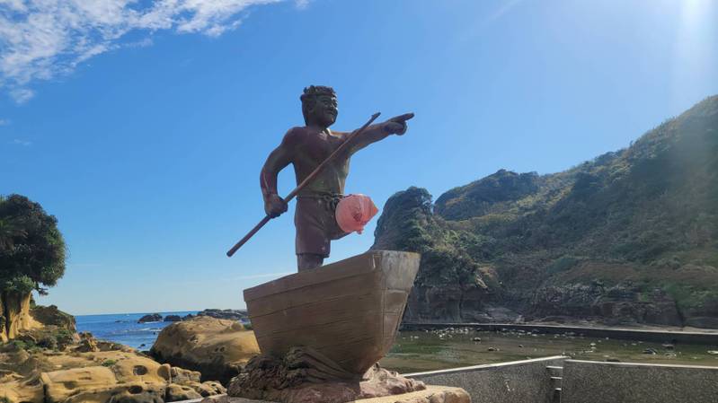 和平島公園「琉球漁民慰靈碑」腳斷了，「包紮止血」引熱議。記者游明煌／攝影