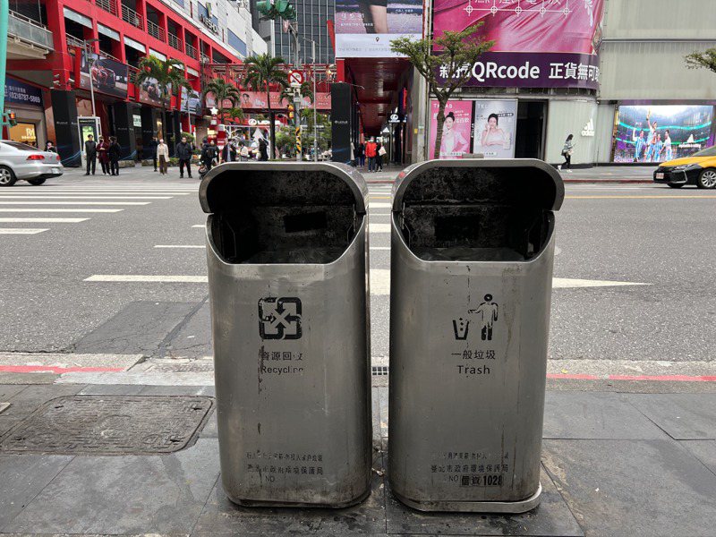 台北市垃圾桶恢復與否，引發各界討論，看法兩極如垃圾桶多難管理、少又讓民眾不便。本報系資料照。