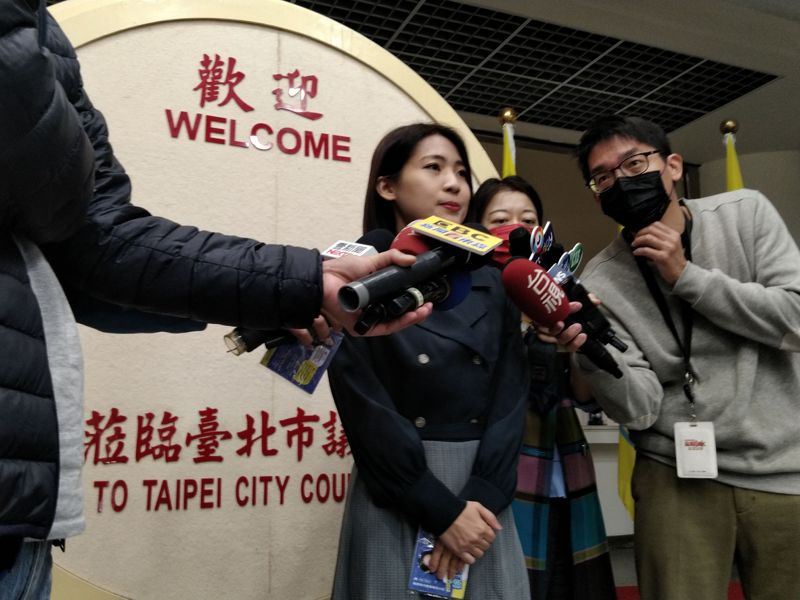 台北市議員徐巧芯今天上午在議會受訪。記者林麗玉／攝影