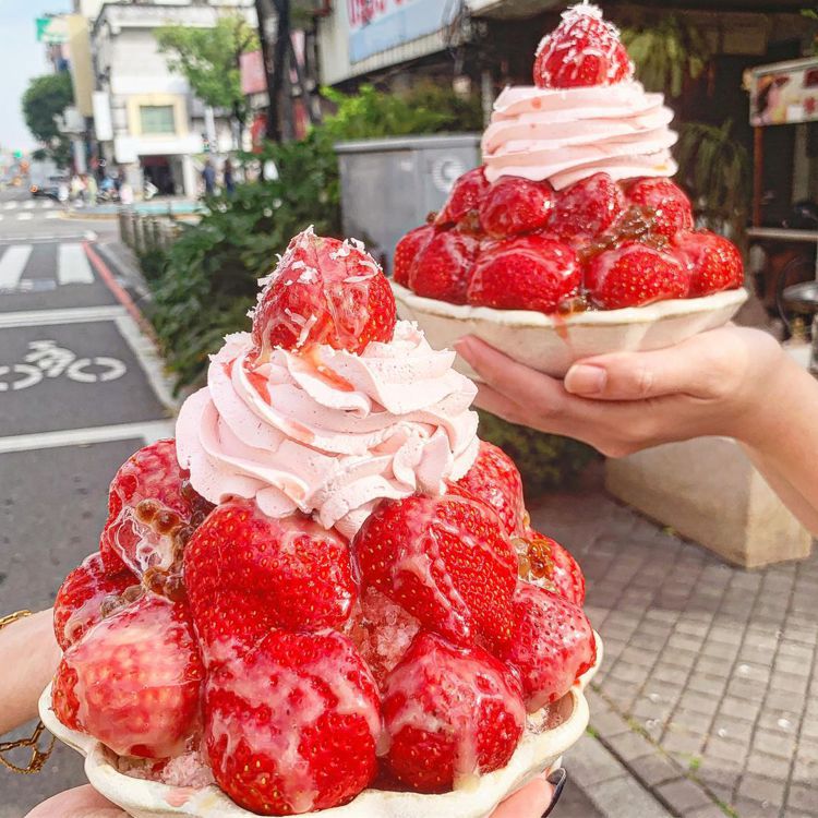 澎湃的「草莓冰」，曾創下一天熱賣750碗的紀錄。圖／摘自清水堂FB粉專。