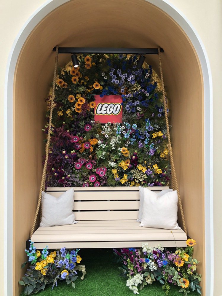 LEGO樂高花藝咖啡廳一旁有著浪花花藝設計的浪漫花牆鞦韆區。記者曾智緯／攝影