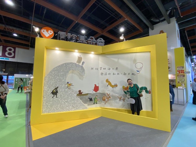 信誼在台北國際書展，打造近4米高的大書，到現場打卡可獲得「經典角色+心靈語錄」小卡。圖／信誼基金會提供