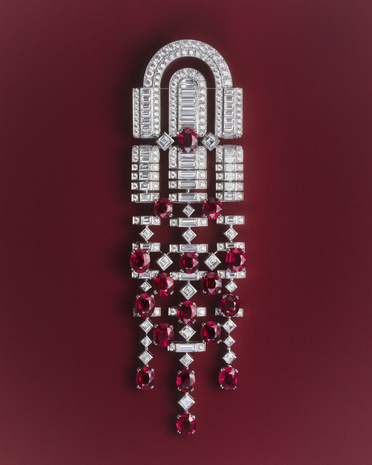 Rolling Red珠寶套組項鍊，從原本的皇室胸針原型延伸、變成一條火紅閃耀的...