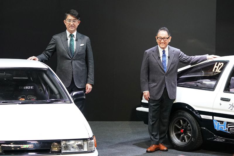 豐田汽車社長豐田章男（右）宣布交棒，由旗下豪華品牌凌志總裁佐藤恒治（左）接任。法新社