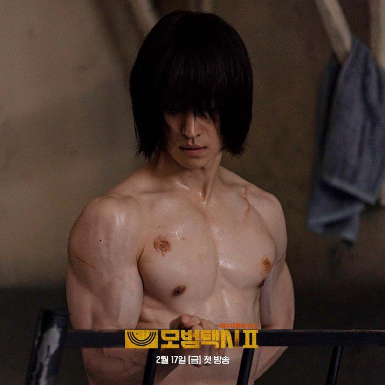 李帝勳在韓劇「模範計程車2」中鍛鍊肌肉，和先前斯文的形象相當不同。圖／摘自推特