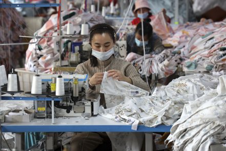 儘管亞洲多國製造業景氣仍處萎縮領域，但中國大陸解封正提振整體前景，製造商信心普遍好轉。（美聯社）