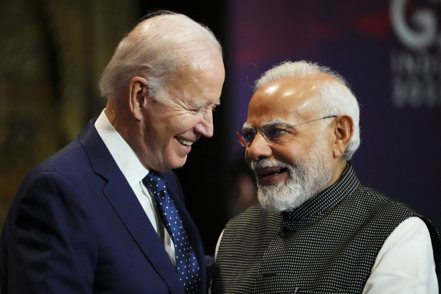 美國拉攏印度在技術領域進行合作以對抗中國大陸。圖為美國總統拜登（左）和印度總理莫迪2022年11月出席G20峰會合影。 （美聯社）