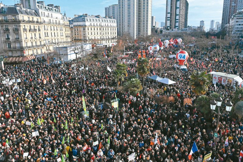 法國一月卅一日爆發第二波反年改全國大罷工，逾八萬民眾湧入巴黎街頭參與示威活動，造成市區交通癱瘓。（法新社）